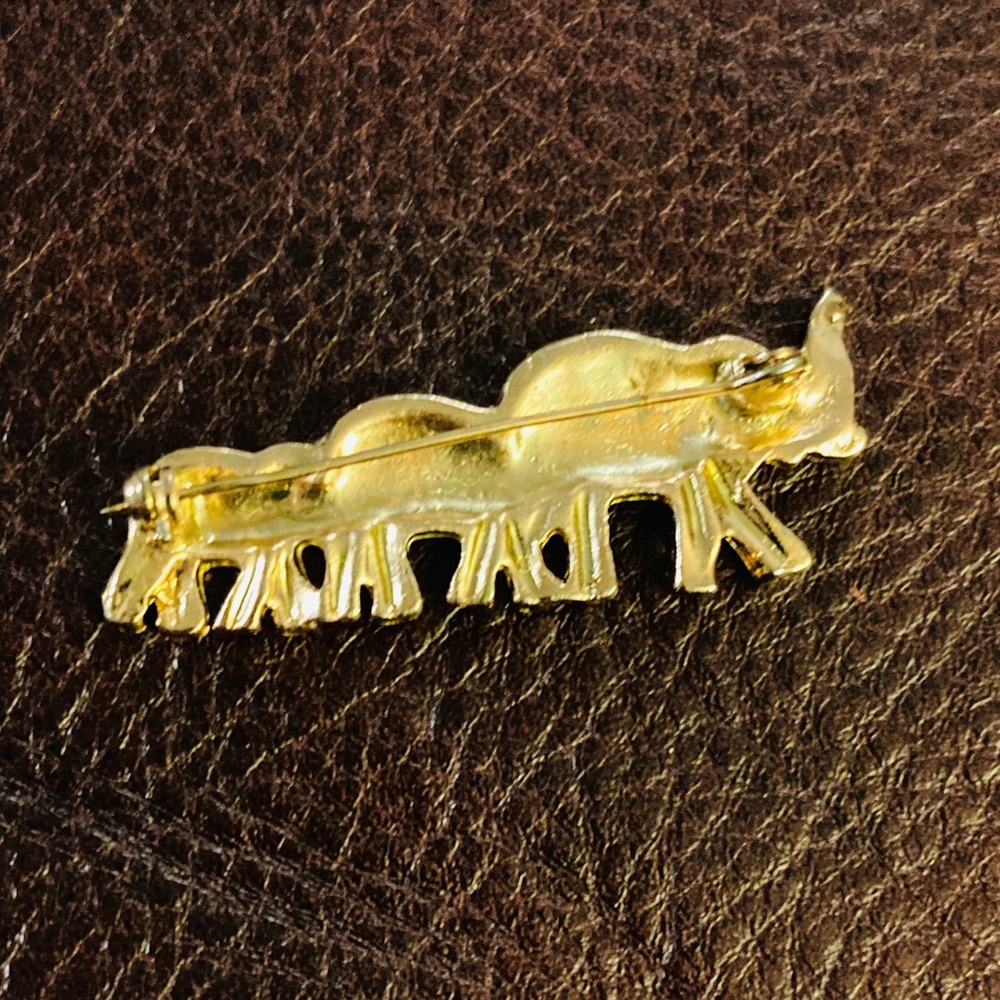 Three Pink Elephants Brooch - Picture 2 of 7